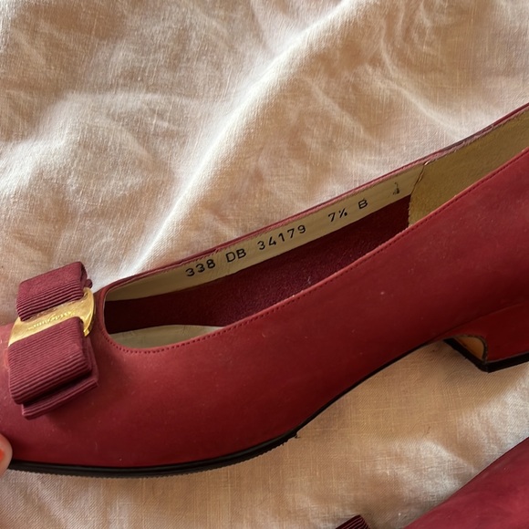 Ferragamo Suede Vera Vintage Red Heels 7.5 B - Picture 5 of 7